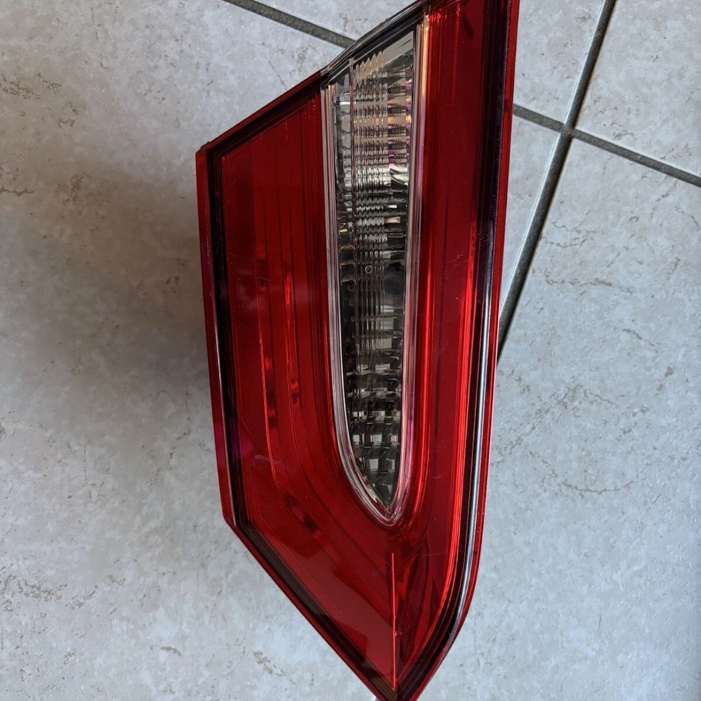 2018-2022 TOY CAMRY SE, SXE REAR TRUNK DECK  LID RIGHT INNER TAILLIGHT OEM